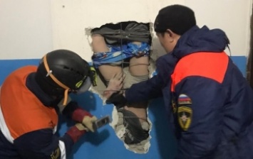 Мужчина упал в шахту вентиляции с 10 этажа и выжил (видео)