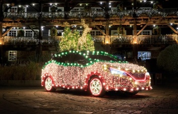 Nissan превратил Leaf в рождественскую елку