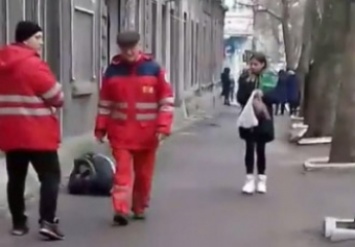 Возле Центрального рынка молодой парень лежал без сознания на тротуаре (видео)