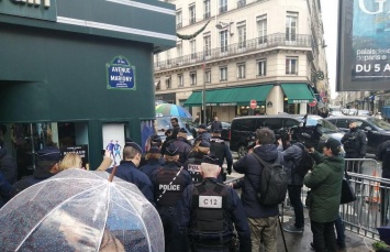 Центр Парижа заблокирован: на улицы вывели вооруженные войска. Ветераны рвут флаги РФ