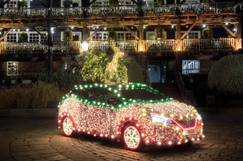 Nissan Leaf превратили в рождественскую елку