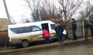 В спальном районе Запорожья маршрутка с пассажирами протаранила забор