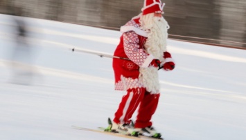 240 Санта-Клаусов встали на горные лыжи