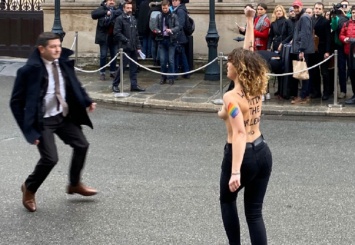 "Добро пожаловать, военный преступник!": в Париже Путина встречали обнаженные активистки Femen