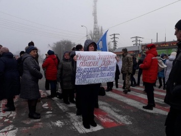 В Запорожской области из-за закрытия школы-интерната перекрыли международную трассу, - ФОТО