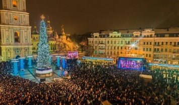 Конфеты, леденцы и шары: на Софиевской площади установили главную елку страны