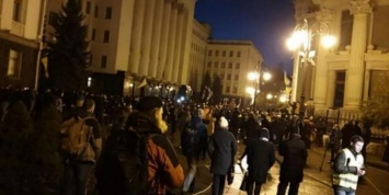 «Варта на Банковой»: активисты будут оставаться под Офисом президента до утра (ФОТО)