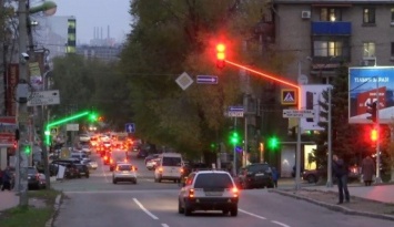 В Днепре появились важные светофорные объекты: теперь водителям ночью видно, как днем