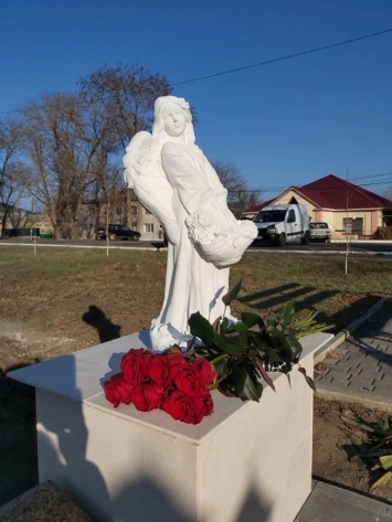 Белый ангелочек: в Ивановке поставили памятник трагически погибшей Даше Лукьяненко