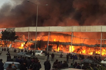 В Баку загорелся крупный рынок: пожар тушат вертолетами