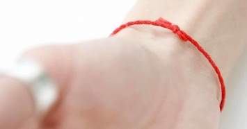 В ПЦУ объяснили, защищает ли человека красная нить на руке