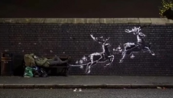 Бэнкси нарисовал Рождественское граффити в Бирмингеме с бездомным вместо Санты. Видео