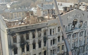 На пожарище в Одессе ищут четырех пропавших