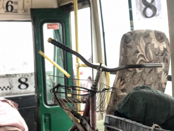 В Бердянске велосипедист угодил под автобус, ехавший с кладбища