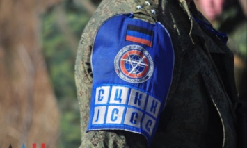 В Станице Луганской заметили якобы офицеров СЦКК в камуфляже российского образца
