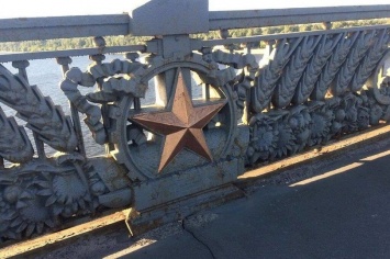 В столице декоммунизируют мост Патона