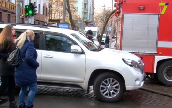 Внедорожник "слуги народа" заблокировал движение спасателям в Одессе