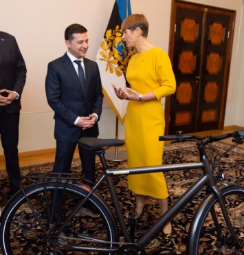 Подарили Зеленскому велосипед: в Эстонии впервые прокомментировали курьез