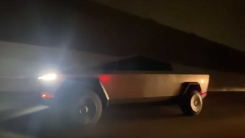 Чудной пикап Tesla Cybertruck снова поймали на обычных дорогах (ВИДЕО)