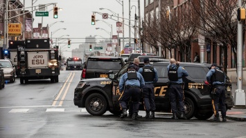 Неизвестный открыл огонь по полицейским в США: много погибших, в том числе гражданские