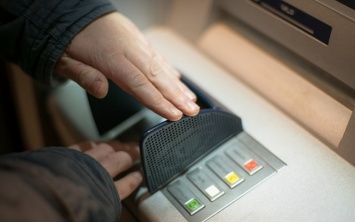 Аферисты прямо у банкоматов используют новый метод "развода"