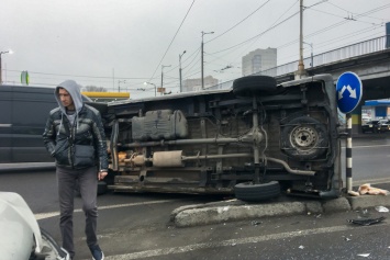 В Днепре на Слобожанском проспекте перевернулся грузовой Sprinter