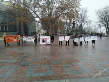 На Думской площади митингуют возмущенные инвесторы недостроя (фото)