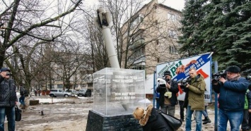 Чтобы глаза не мозолил: в Краматорске убрали с улиц памятник погибшим при обстреле города