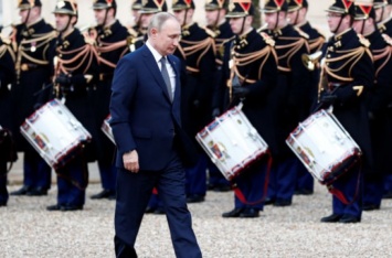 Путин в Париже сходил в туалет с шестью телохранителями. ВИДЕО