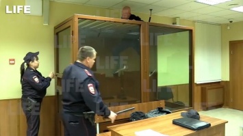 В РФ подозреваемый выбрался из стеклянного бокса в зале суда. ВИДЕО