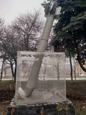 «Чтобы глаза не мозолил»: в Краматорске демонтировали мемориал жертвам обстрела города (фото)