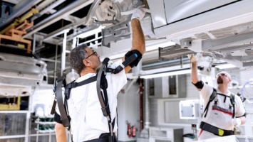 Работники завода Audi начали тестировать экзоскелеты