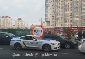 Полицейские разборки: в Киеве задержали патрульный Ford Mustang (видео)