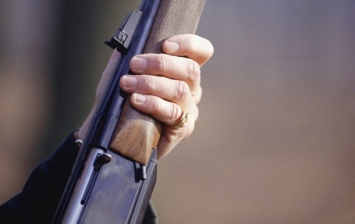 На Киевщине мужчина устроил стрельбу по полицейским