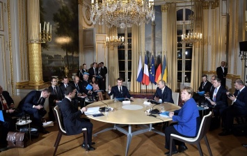 На саммите в Париже присутствовал охранник Путина с оружием - СМИ