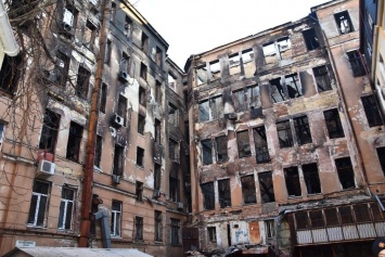 В Одессе демонтировали аварийную стену сгоревшего колледжа, мешавшую искать пропавших без вести людей