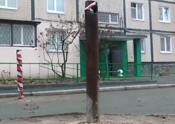 В Днепре жители самовольно заблокировали двор трубами в асфальте (Видео)