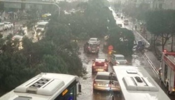 В Анталии из-за сильных дождей объявлен "красный" уровень опасности