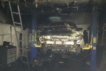 В Харькове спасатели тушили пожар в гаражном кооперативе: огонь повредил три авто, - ФОТО