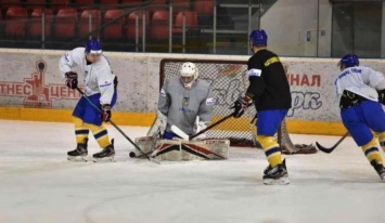 Сборная Украины по хоккею прервала матч из-за травмирования всех вратарей (ФОТО)