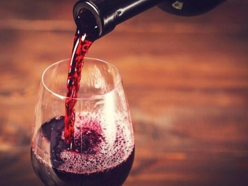 Один бокал вина в день уже повышает риск рака