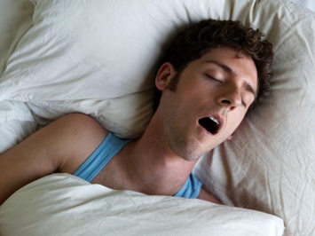 Любите вздремнуть днем? Спите больше 9 часов? Риск инсульта увеличиваются