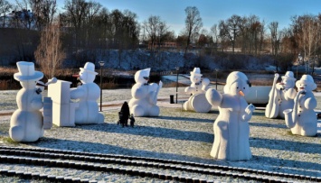 В Латвии туристы могут попасть в город гигантских снеговиков