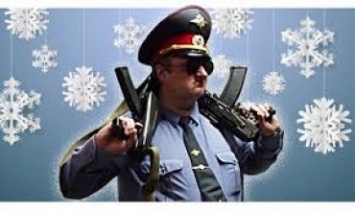 Российские полицейские "для поднятия настроения" к Новому году вырезают снежинки