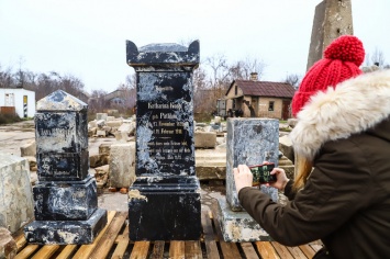 В Запорожье презентовали надгробья старого меннонитского кладбища - канадцы готовы финансировать их реставрацию, - ФОТОРЕПОРТАЖ