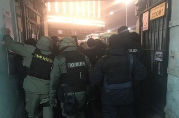 Крики, драка: под домом подозреваемого в убийстве Шеремета активисты напали на силовиков