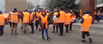 Один день на митинге работников Никопольского завода у ПриватБанка, который продолжается уже третий месяц, - ВИДЕО