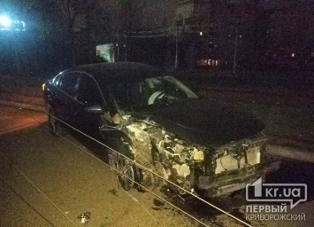 В Кривом Роге ночью автомобиль протаранил Mazda и скрылся