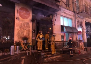 В Киеве произошел пожар, с огнем боролись десятки сотрудников ГСЧС