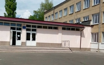 В школе Черноморска прямо у классов продавали колбасу